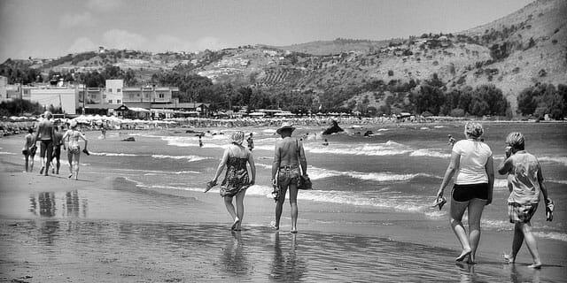 fun-things-to-do-for-free-beach-walk