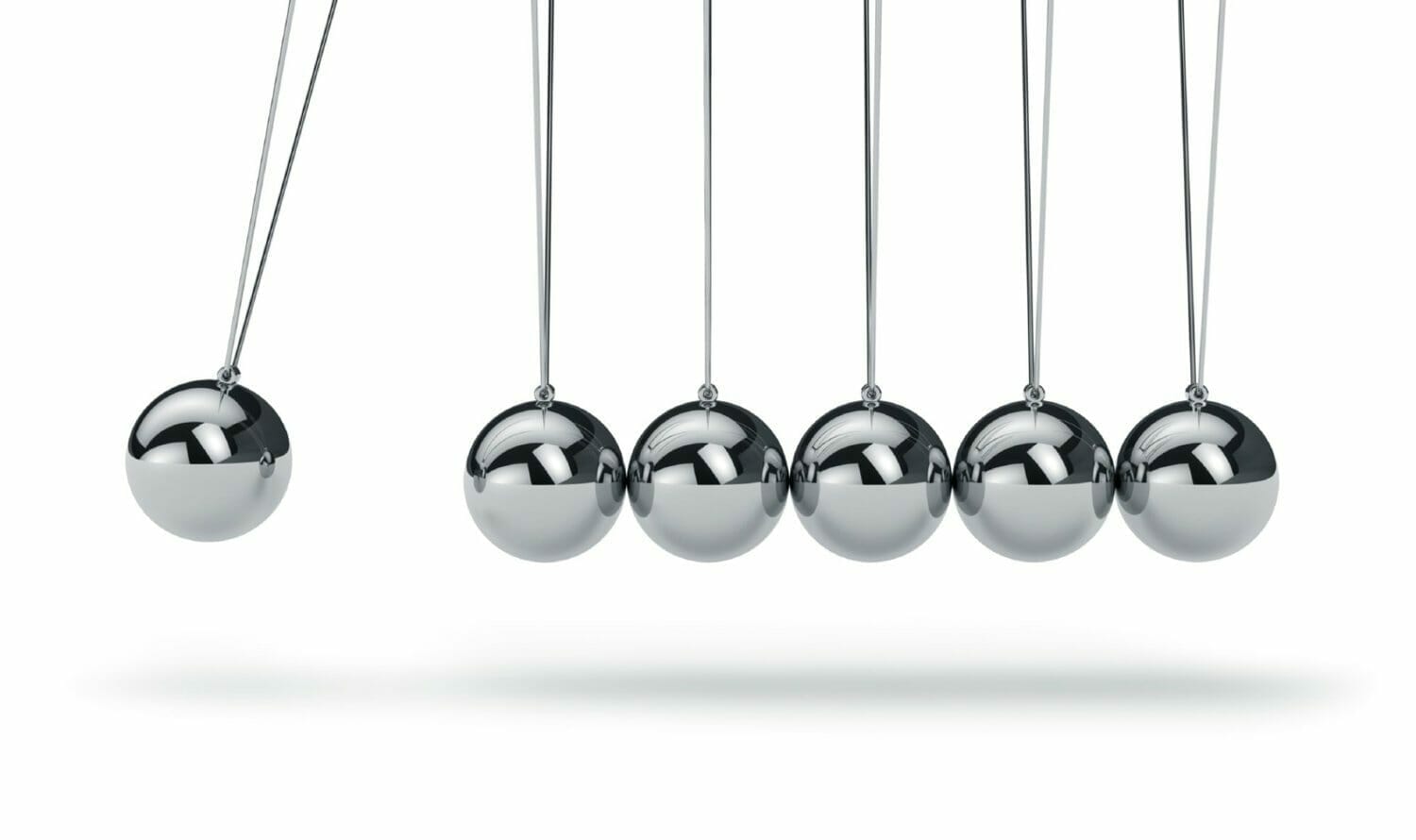 Newton's cradle, with the first ball swinging