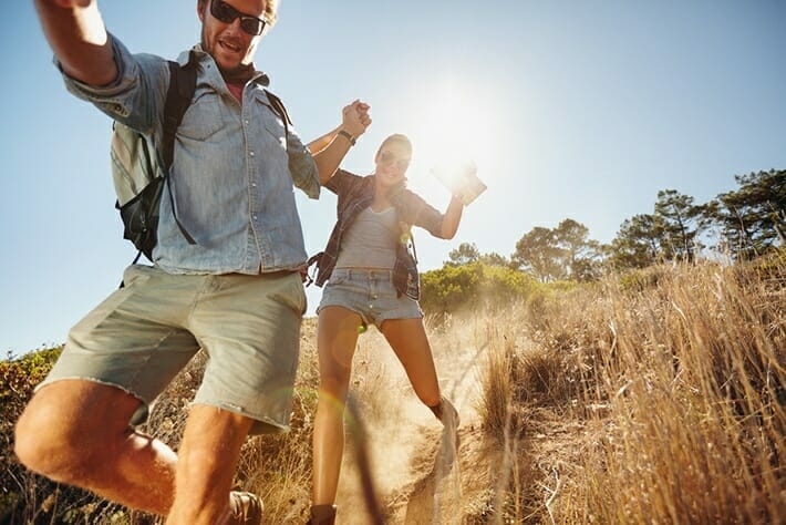 cheap-date-ideas-outdoors-couple-hiking