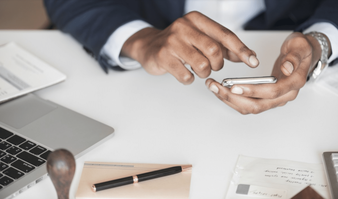 Robo-advisors hands on phone